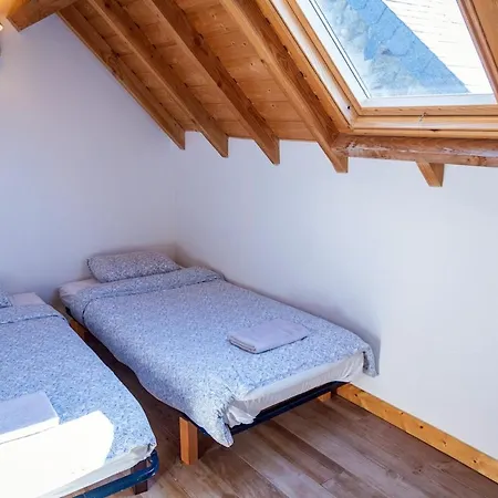 בקתה Pyreneasy 3 Gites, 8 Bedrooms For A Large Group Izaux