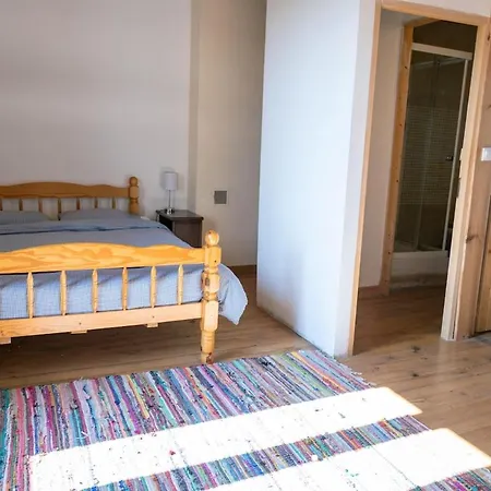 Pyreneasy 3 Gites, 8 Bedrooms For A Large Group בקתה *