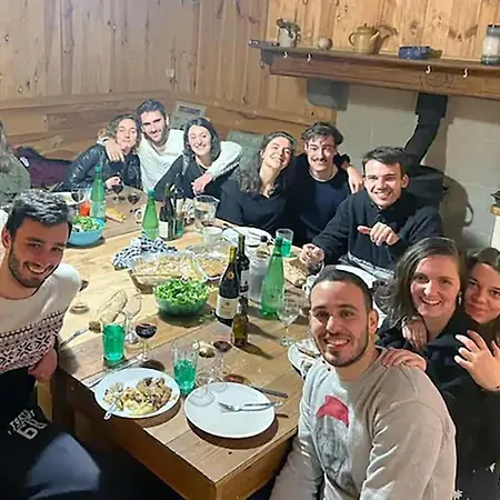 Pyreneasy 3 Gites, 8 Bedrooms For A Large Group בקתה *